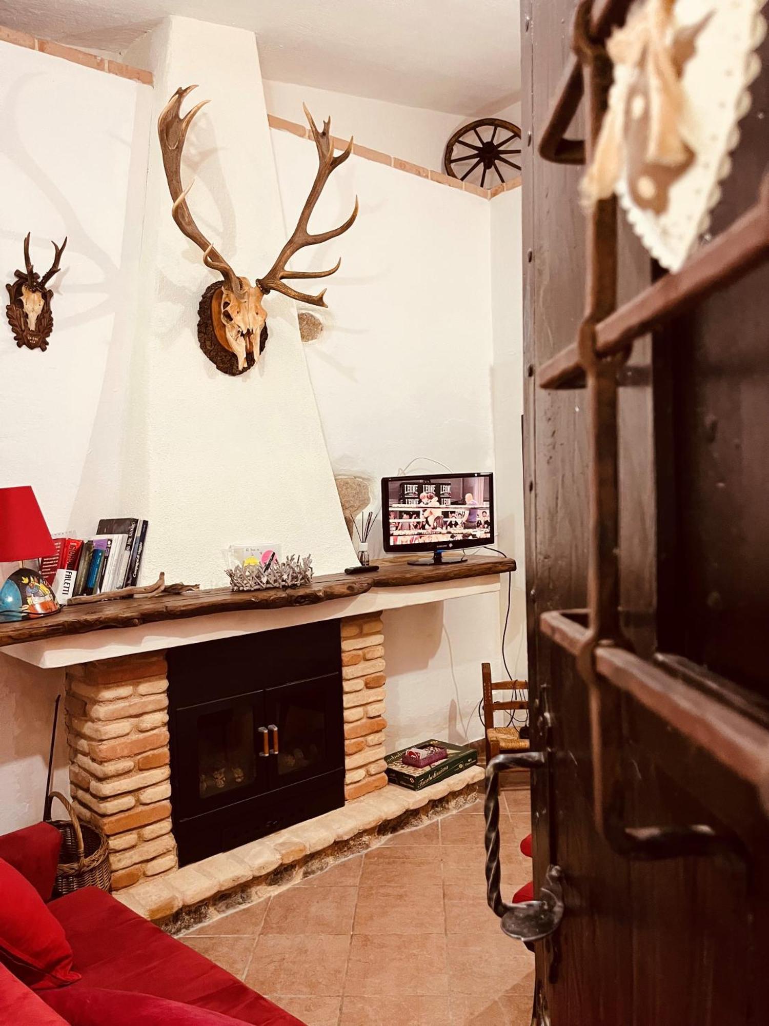 Ovostolai Cottage Fonni Buitenkant foto